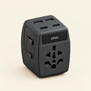 ALTAIR Reiseadapter 65 W in Schwarz, Frontansicht des GaN-Universaladapters