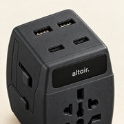 Detailansicht des schwarzen Gehäuses des ALTAIR Reiseadapters mit GaN-Technologie